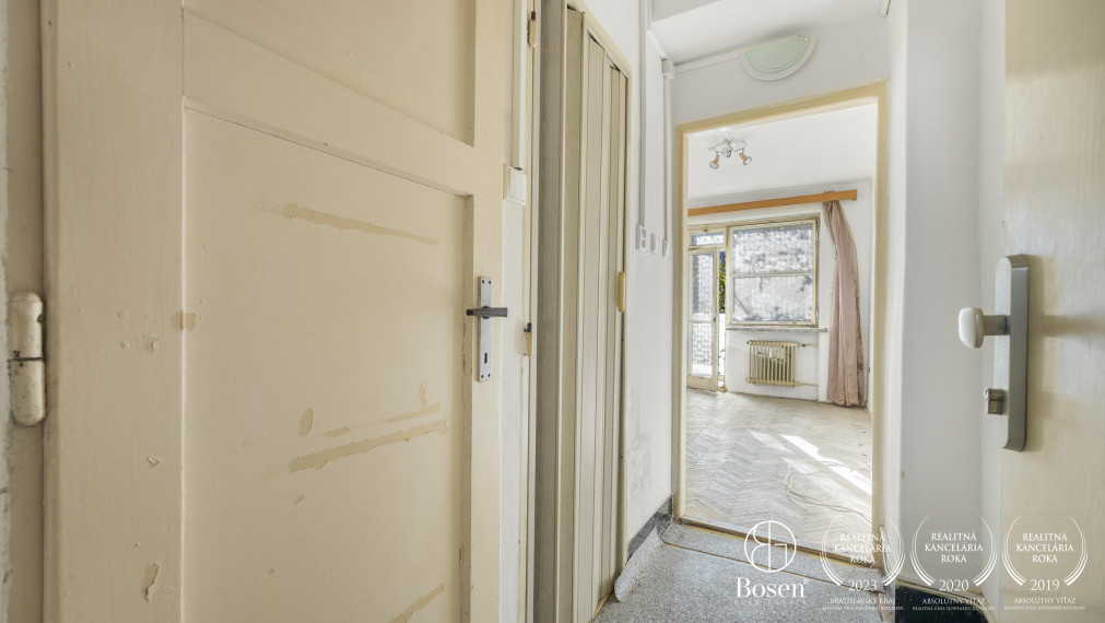 Garsónka s balkónom v tehlovom bytovom dome blízko Novej Cvernovky