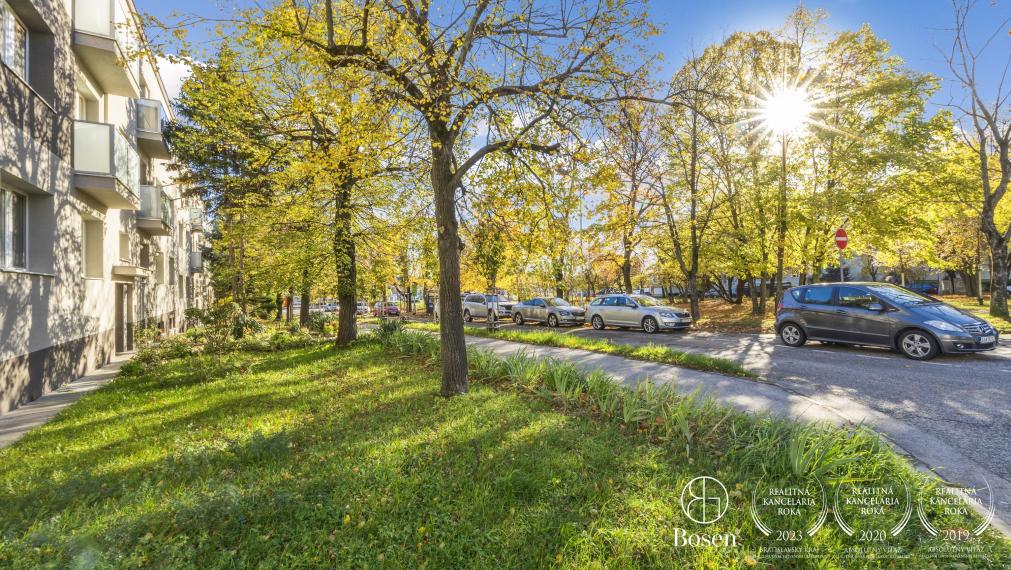 Garsónka s balkónom v tehlovom bytovom dome blízko Novej Cvernovky