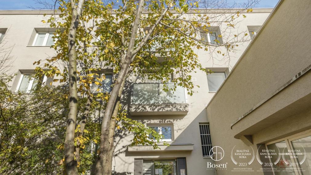 Garsónka s balkónom v tehlovom bytovom dome blízko Novej Cvernovky