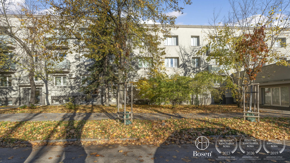 Garsónka s balkónom v tehlovom bytovom dome blízko Novej Cvernovky