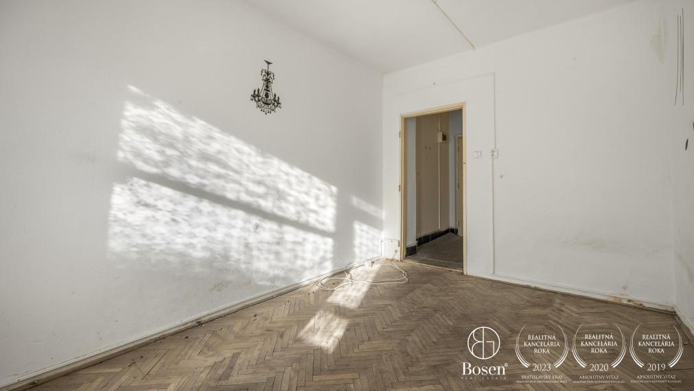 Garsónka s balkónom v tehlovom bytovom dome blízko Novej Cvernovky