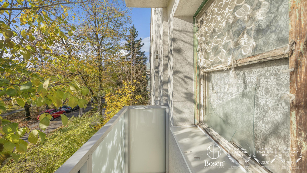 Garsónka s balkónom v tehlovom bytovom dome blízko Novej Cvernovky