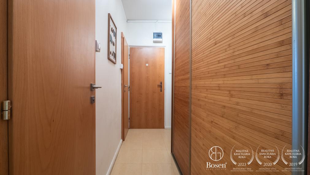 REZERVOVANÉ - BOSEN | Prenájom klimatizovaný 2 izbový byt s balkónom, ulica Sputniková, Bratislava - m.č. Ružinov