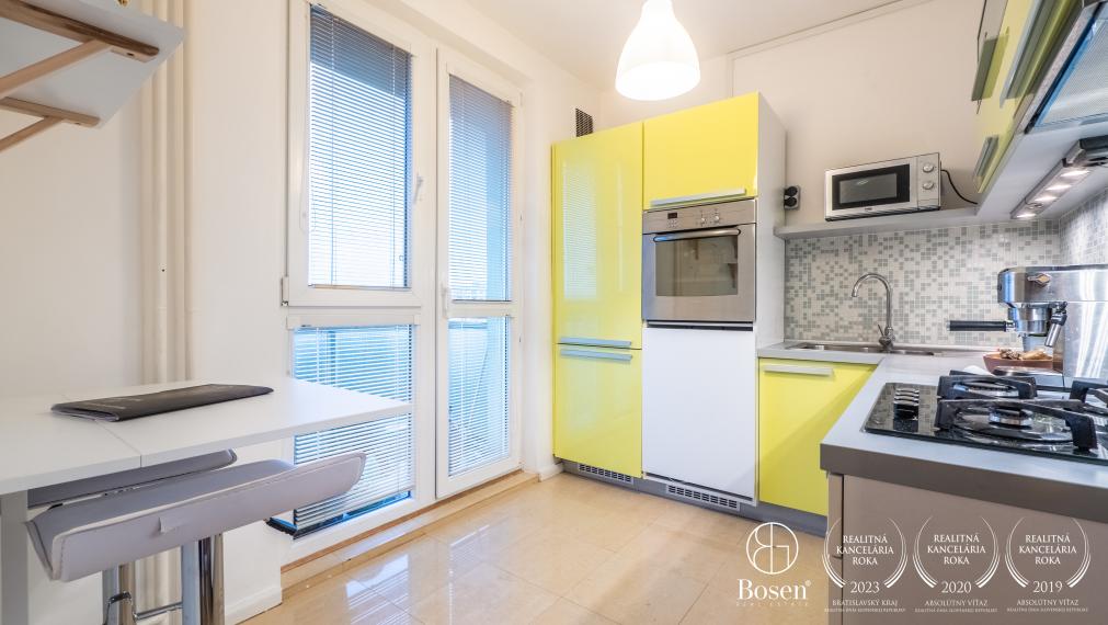 REZERVOVANÉ - BOSEN | Prenájom klimatizovaný 2 izbový byt s balkónom, ulica Sputniková, Bratislava - m.č. Ružinov