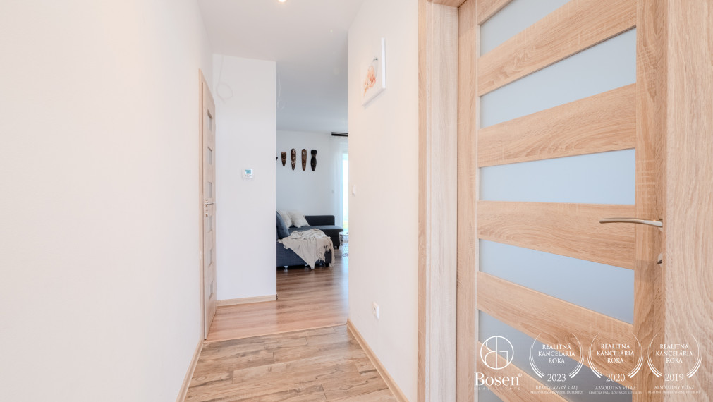 BOSEN | Novostavba kompletne zariadeného 3 izbového rodinného domu s výbornou dostupnosťou do Bratislavy, 242m2