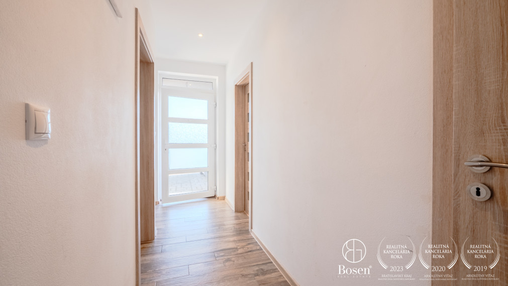 BOSEN | Novostavba kompletne zariadeného 3 izbového rodinného domu s výbornou dostupnosťou do Bratislavy, 242m2