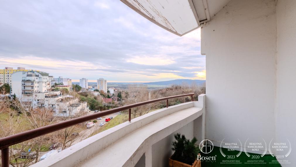 BOSEN I PRENAJATÉ: 3+kk izbový byt v tichej lokalite v Karlovej Vsi, ulica Hlaváčiková