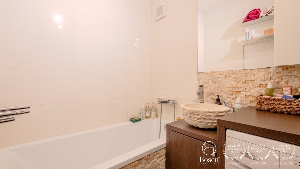 BOSEN I PRENAJATÉ: 3+kk izbový byt v tichej lokalite v Karlovej Vsi, ulica Hlaváčiková