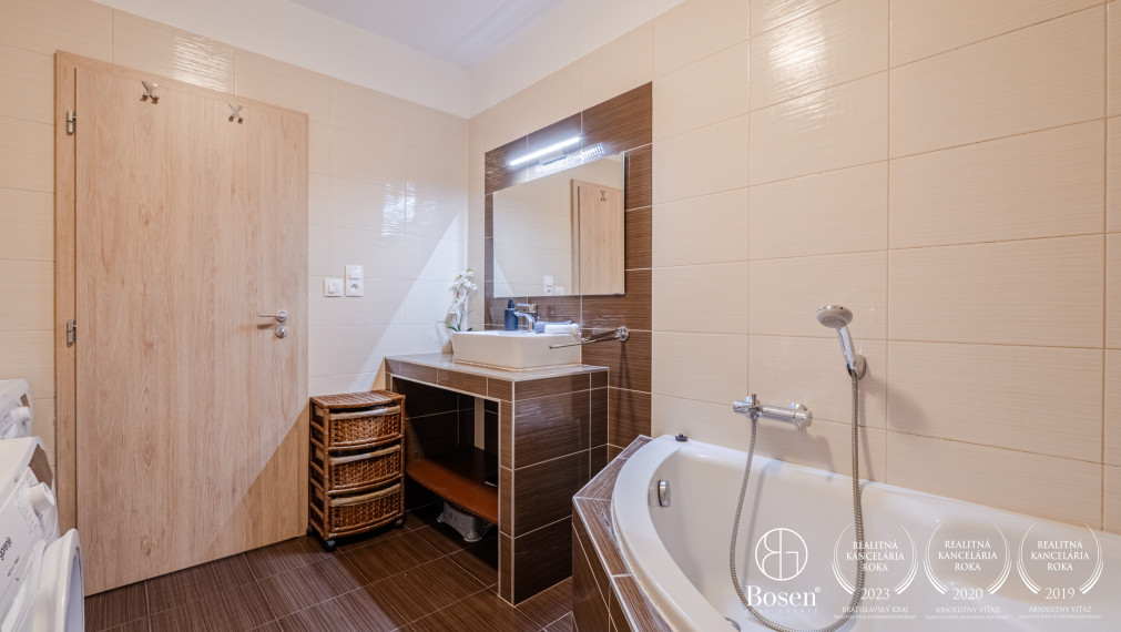 PREDANÉ: BOSEN | Moderný 2 izbový byt s balkónom a garážovým parkovacím miestom, Rovinka, 65m2