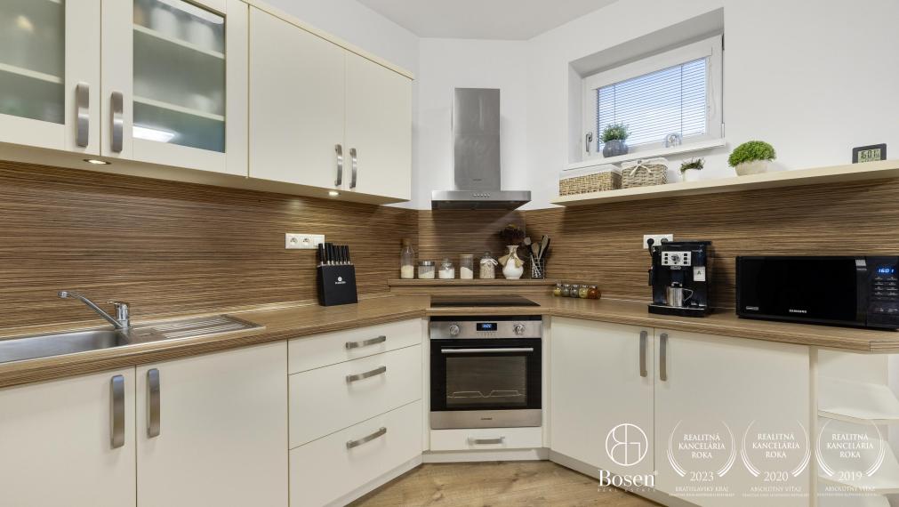 BOSEN | REZERVOVANÉ! Na predaj 3 izbový byt s vlastnou garážou, Kuchyňa