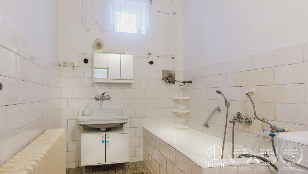 BOSEN | REZERVOVANÉ | RD s letnou kuchyňou na 10-árovom pozemku, Močenok