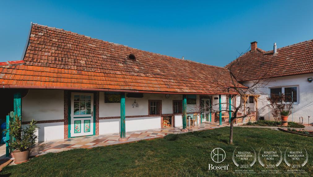 BOSEN | REZERVOVANÉ | RD s letnou kuchyňou na 10-árovom pozemku, Močenok