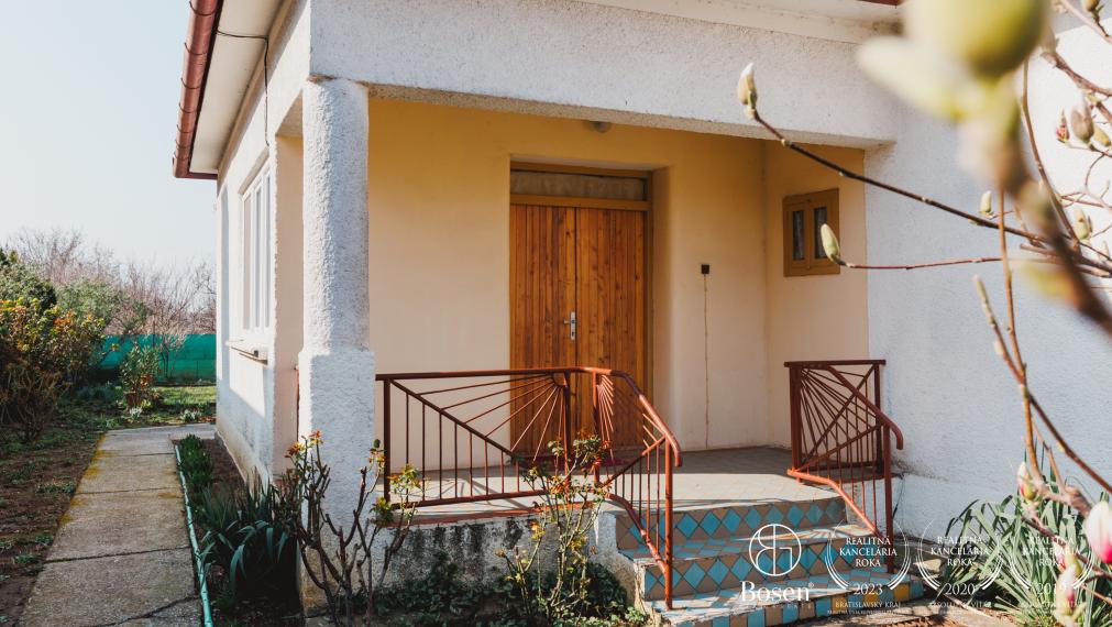 BOSEN | REZERVOVANÉ | RD s letnou kuchyňou na 10-árovom pozemku, Močenok