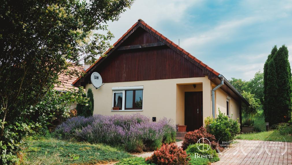 BOSEN | Rodinný dom s 10 árovým pozemkom v obci Čechy