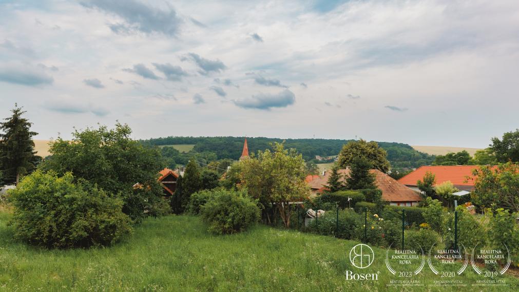 BOSEN | Rodinný dom s 10 árovým pozemkom v obci Čechy