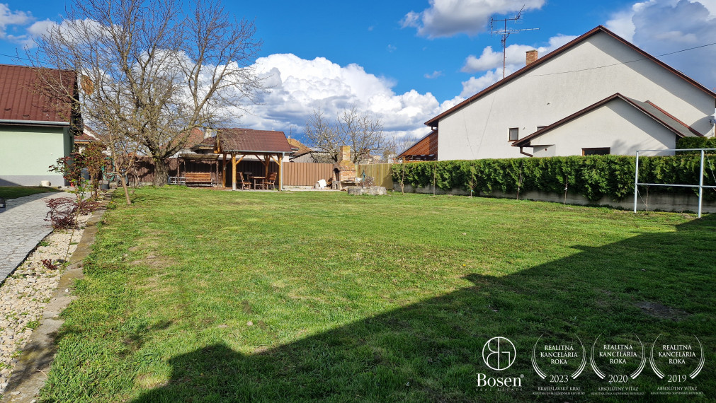 BOSEN | Rodinný dom s dvoma bytovými jednotkami