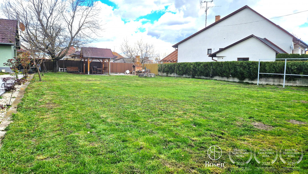 BOSEN | Rodinný dom s dvoma bytovými jednotkami