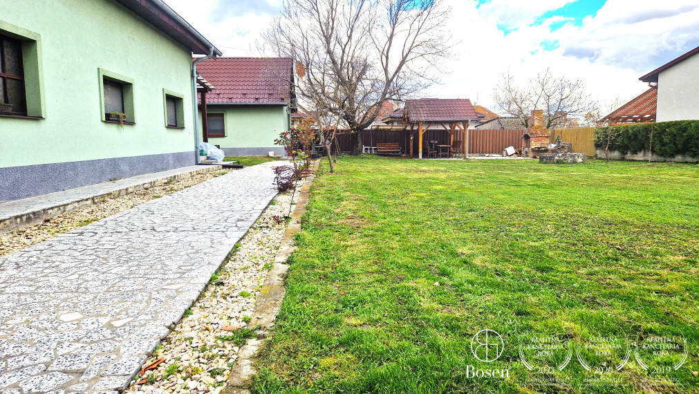 BOSEN | Rodinný dom s dvoma bytovými jednotkami