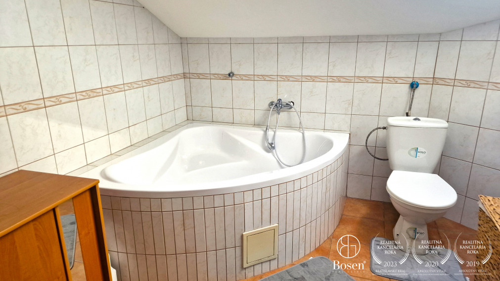 BOSEN | Rodinný dom s dvoma bytovými jednotkami