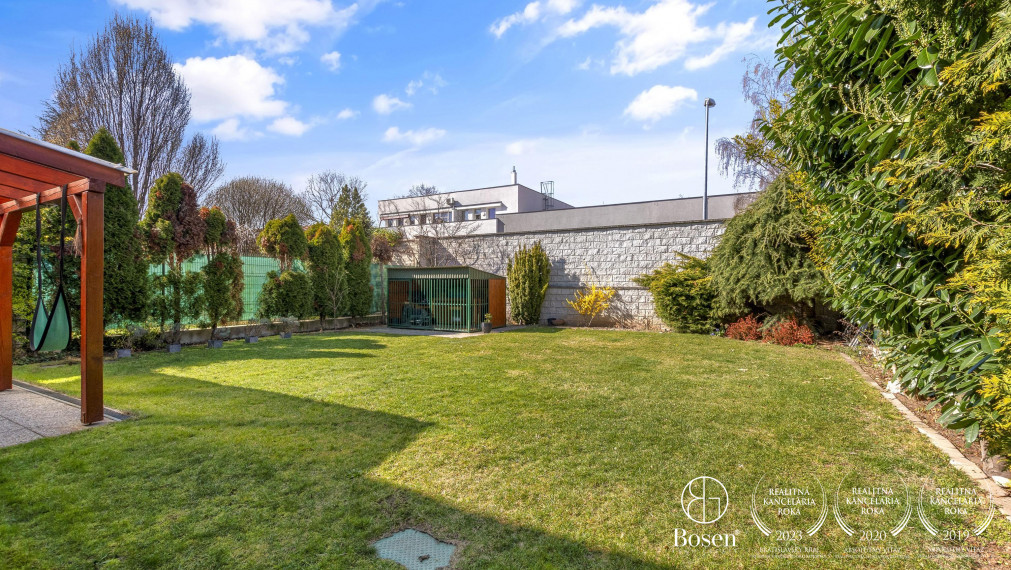 Trojpodlažný, priestranný rodinný dom so záhradou a garážou