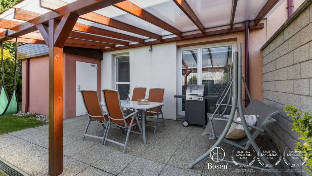 Trojpodlažný, priestranný rodinný dom so záhradou a garážou