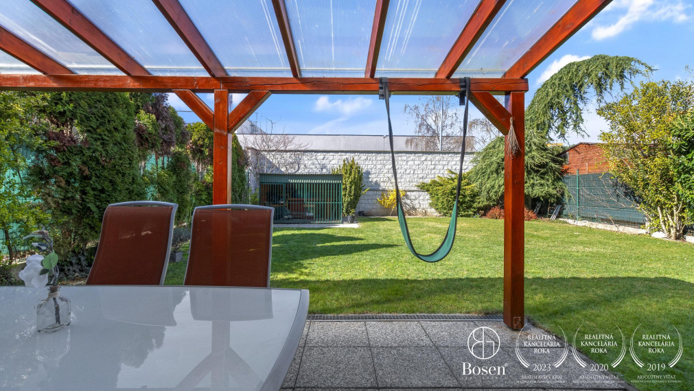 Trojpodlažný, priestranný rodinný dom so záhradou a garážou