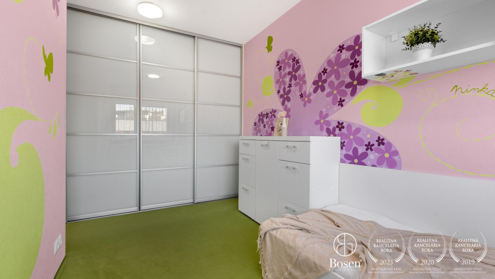 Trojpodlažný, priestranný rodinný dom so záhradou a garážou