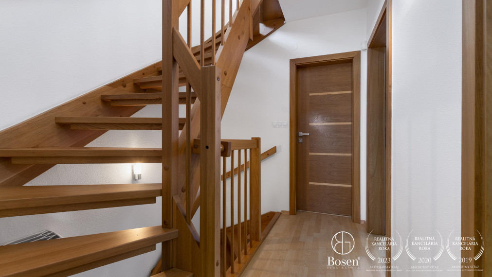 Trojpodlažný, priestranný rodinný dom so záhradou a garážou