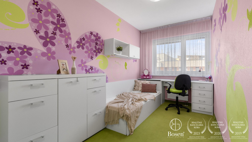 Trojpodlažný, priestranný rodinný dom so záhradou a garážou