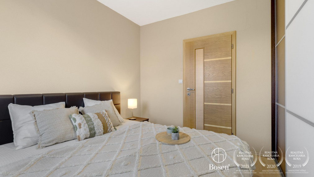 Trojpodlažný, priestranný rodinný dom so záhradou a garážou