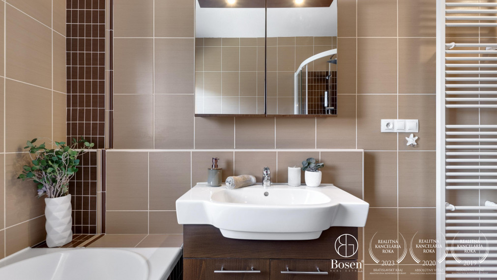 Trojpodlažný, priestranný rodinný dom so záhradou a garážou