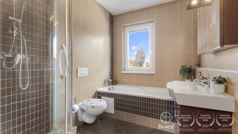 Trojpodlažný, priestranný rodinný dom so záhradou a garážou