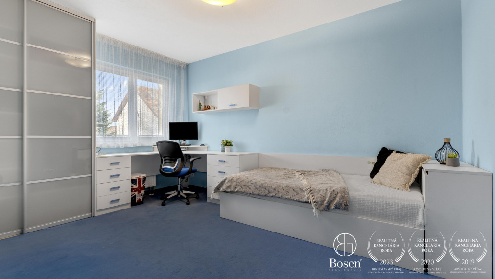 Trojpodlažný, priestranný rodinný dom so záhradou a garážou