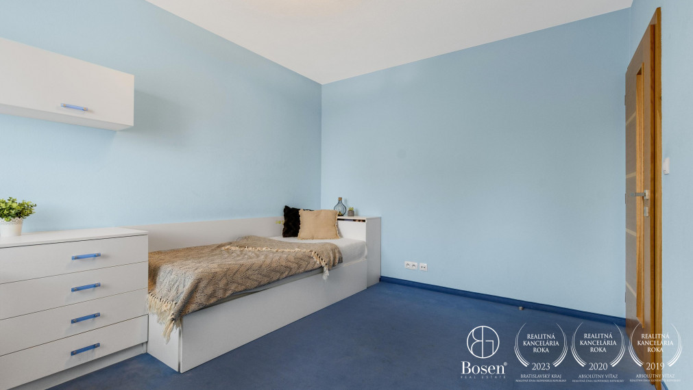 Trojpodlažný, priestranný rodinný dom so záhradou a garážou