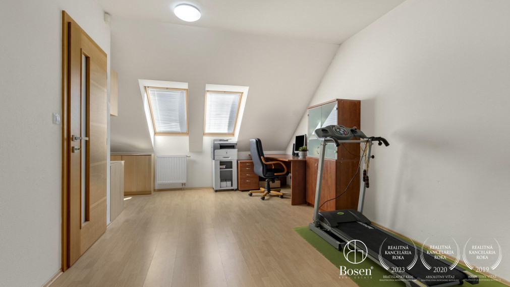 Trojpodlažný, priestranný rodinný dom so záhradou a garážou