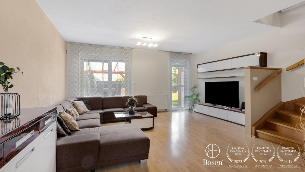 Trojpodlažný, priestranný rodinný dom so záhradou a garážou