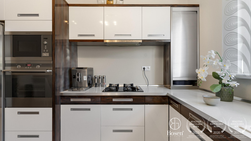 Trojpodlažný, priestranný rodinný dom so záhradou a garážou