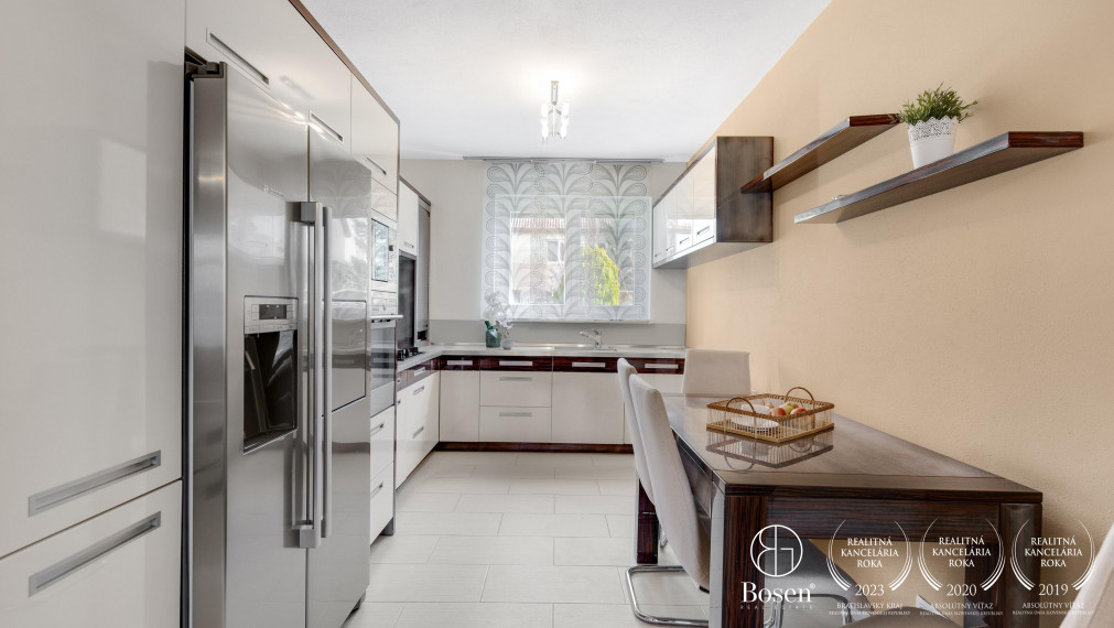 Trojpodlažný, priestranný rodinný dom so záhradou a garážou