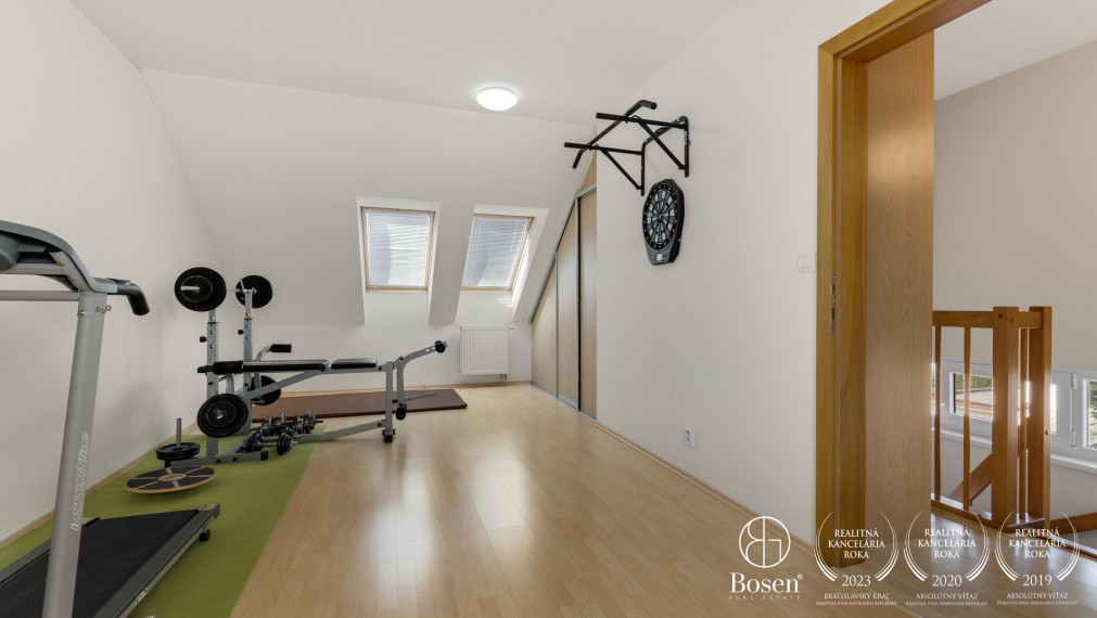 Trojpodlažný, priestranný rodinný dom so záhradou a garážou