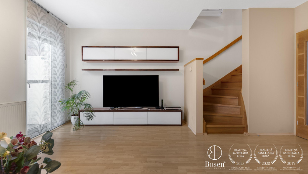 Trojpodlažný, priestranný rodinný dom so záhradou a garážou