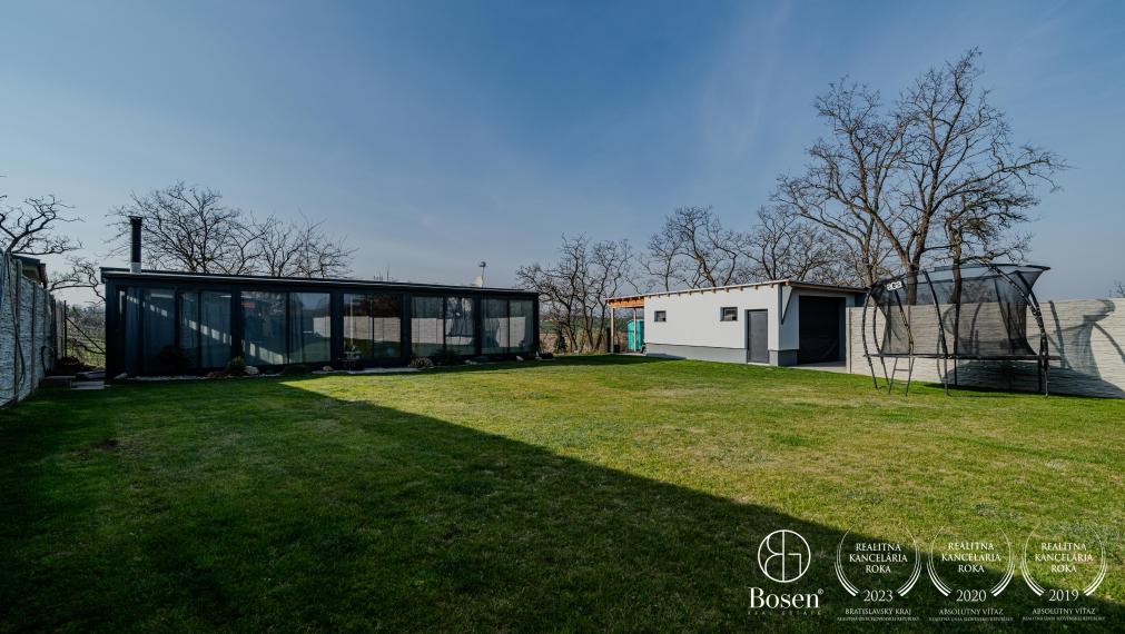 BOSEN | Na predaj pozemok s 2-izbovou chatou na Agátovej ulici, Šenkvice, 952 m2