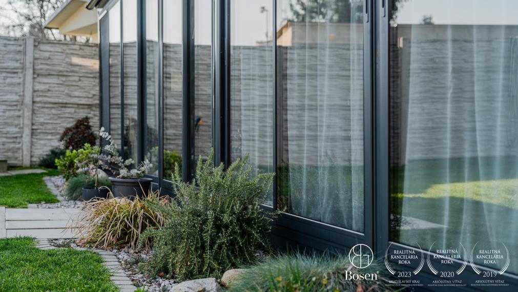 BOSEN | Na predaj pozemok s 2-izbovou chatou na Agátovej ulici, Šenkvice, 952 m2