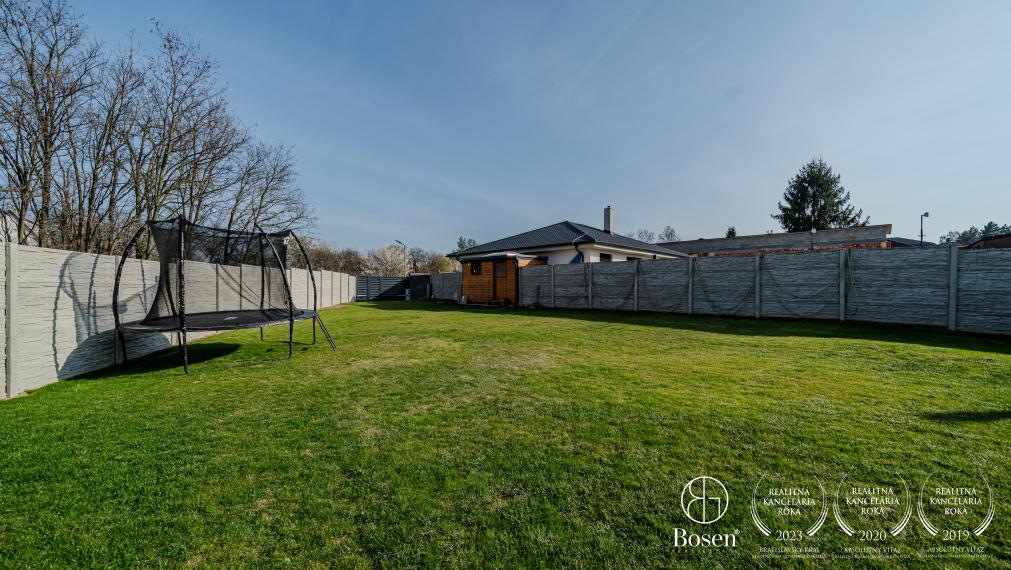 BOSEN | Na predaj pozemok s 2-izbovou chatou na Agátovej ulici, Šenkvice, 952 m2