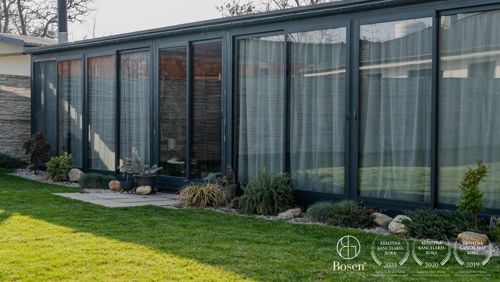 BOSEN | Na predaj pozemok s 2-izbovou chatou na Agátovej ulici, Šenkvice, 952 m2