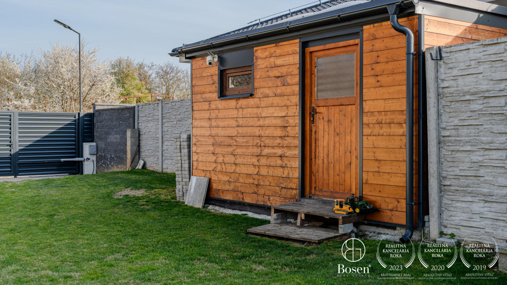 BOSEN | Na predaj pozemok s 2-izbovou chatou na Agátovej ulici, Šenkvice, 952 m2