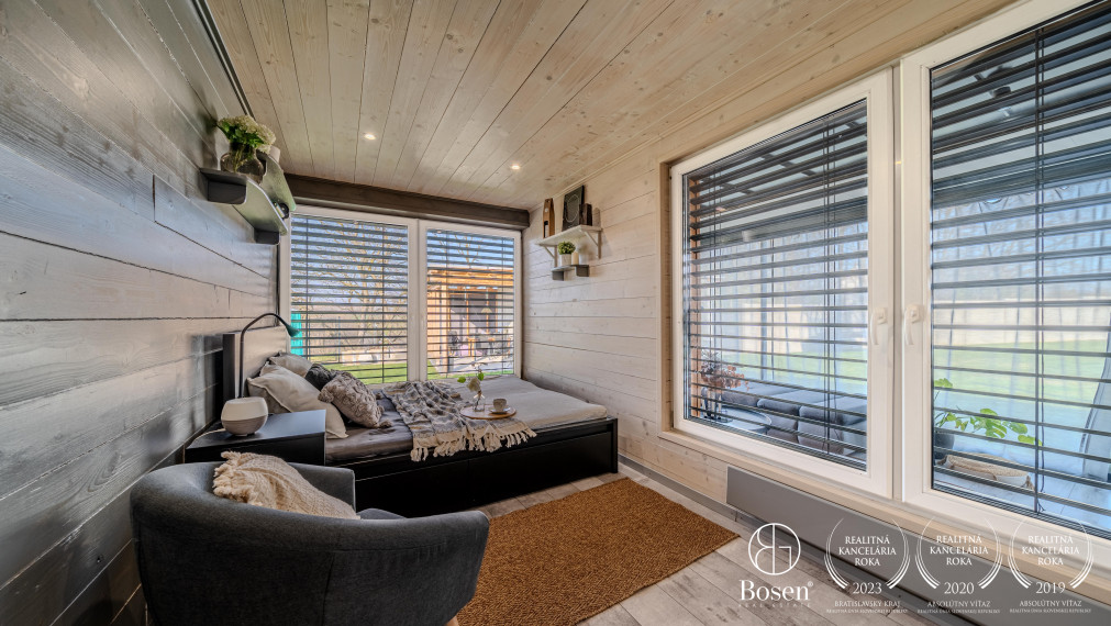 BOSEN | Na predaj pozemok s 2-izbovou chatou na Agátovej ulici, Šenkvice, 952 m2