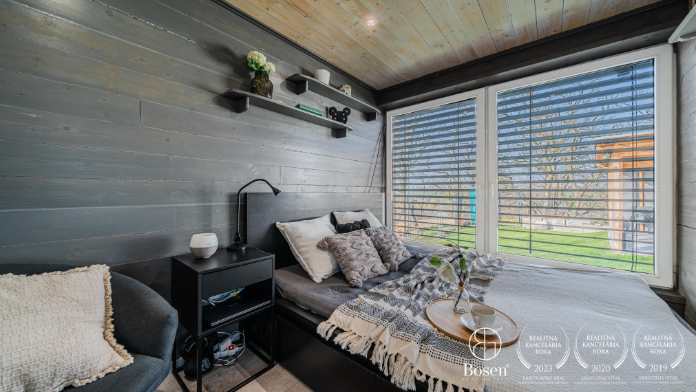 BOSEN | Na predaj pozemok s 2-izbovou chatou na Agátovej ulici, Šenkvice, 952 m2