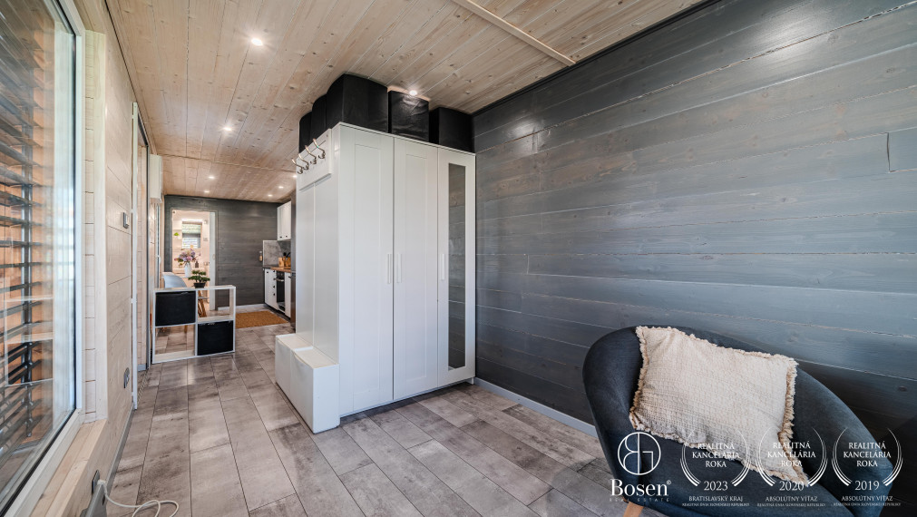 BOSEN | Na predaj pozemok s 2-izbovou chatou na Agátovej ulici, Šenkvice, 952 m2