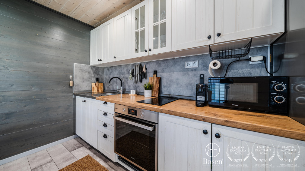 BOSEN | Na predaj pozemok s 2-izbovou chatou na Agátovej ulici, Šenkvice, 952 m2