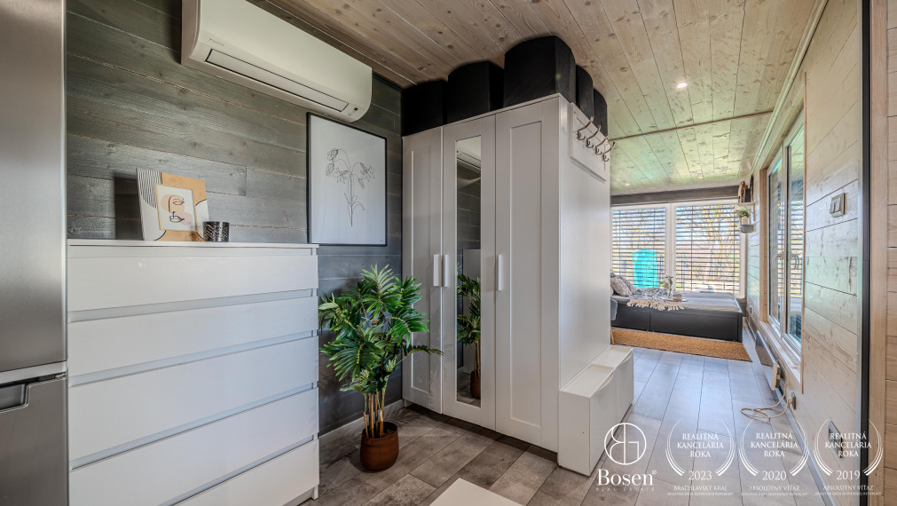 BOSEN | Na predaj pozemok s 2-izbovou chatou na Agátovej ulici, Šenkvice, 952 m2